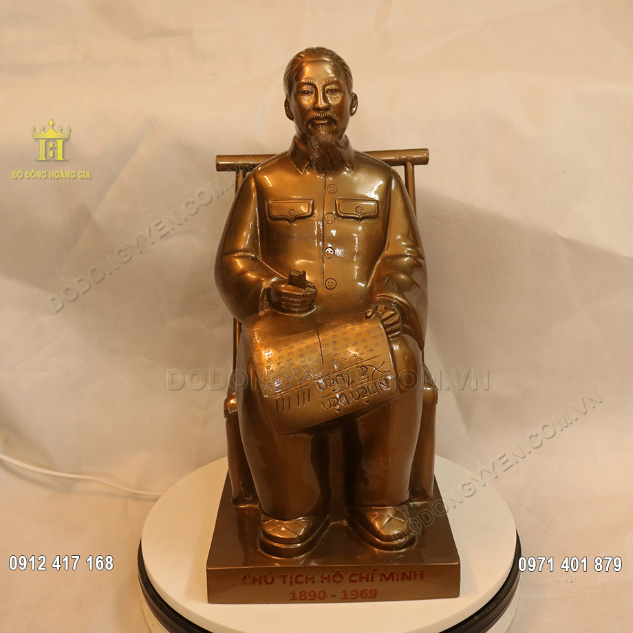 Tượng Bác Hồ đọc báo nhân dân xã luận bằng đồng đỏ